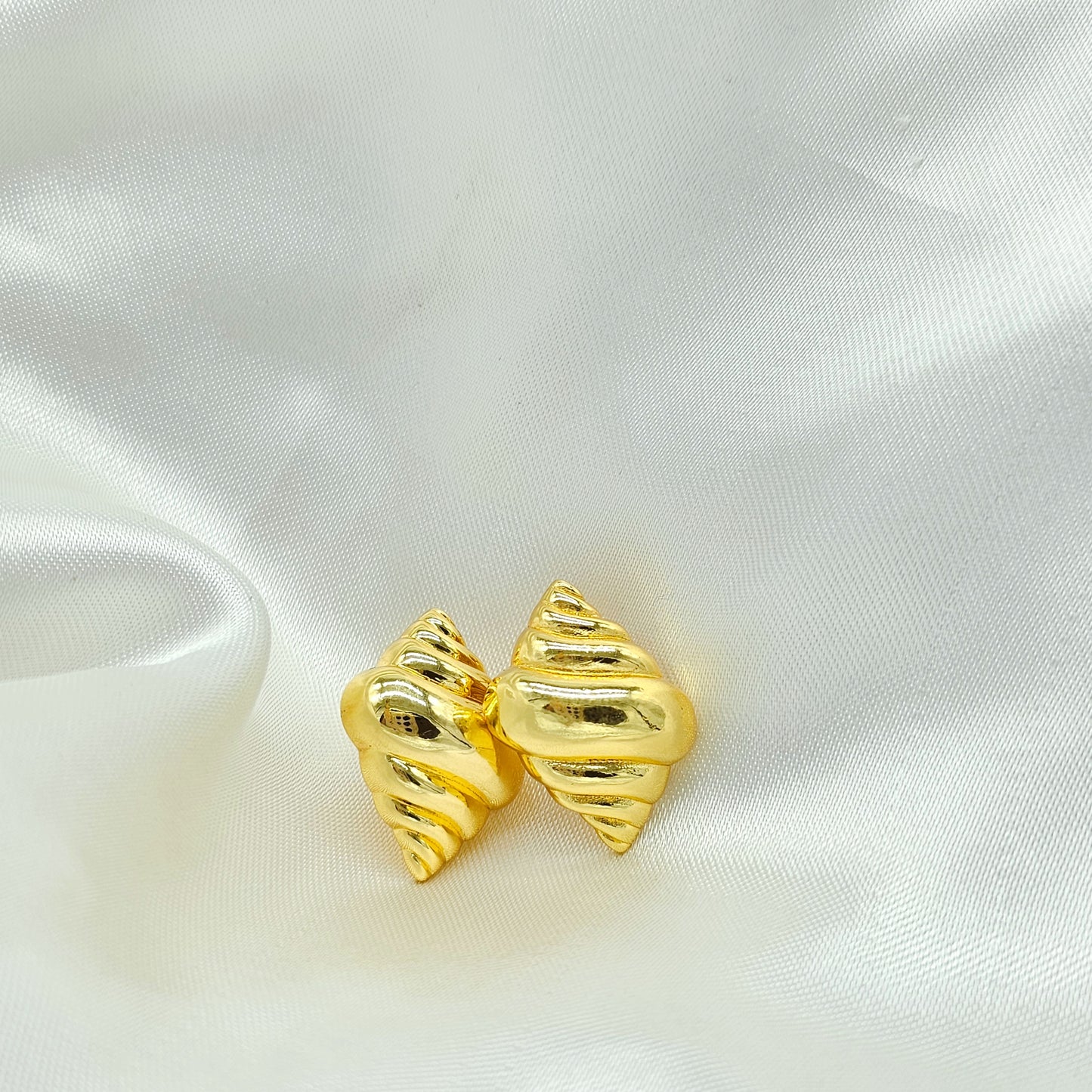 Aretes caracol dorado